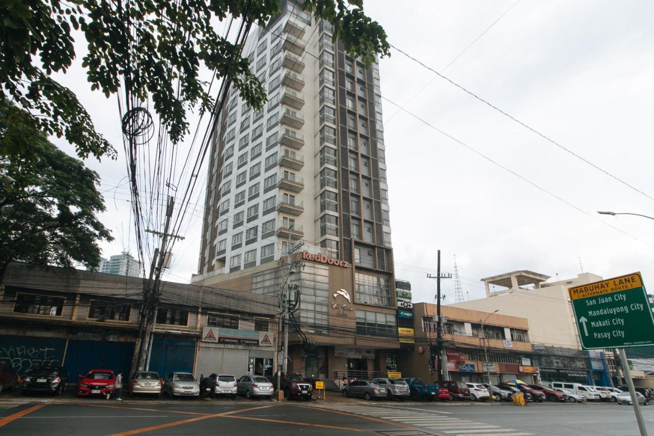 Reddoorz Premium @ West Avenue Quezon City Hotel Exterior photo