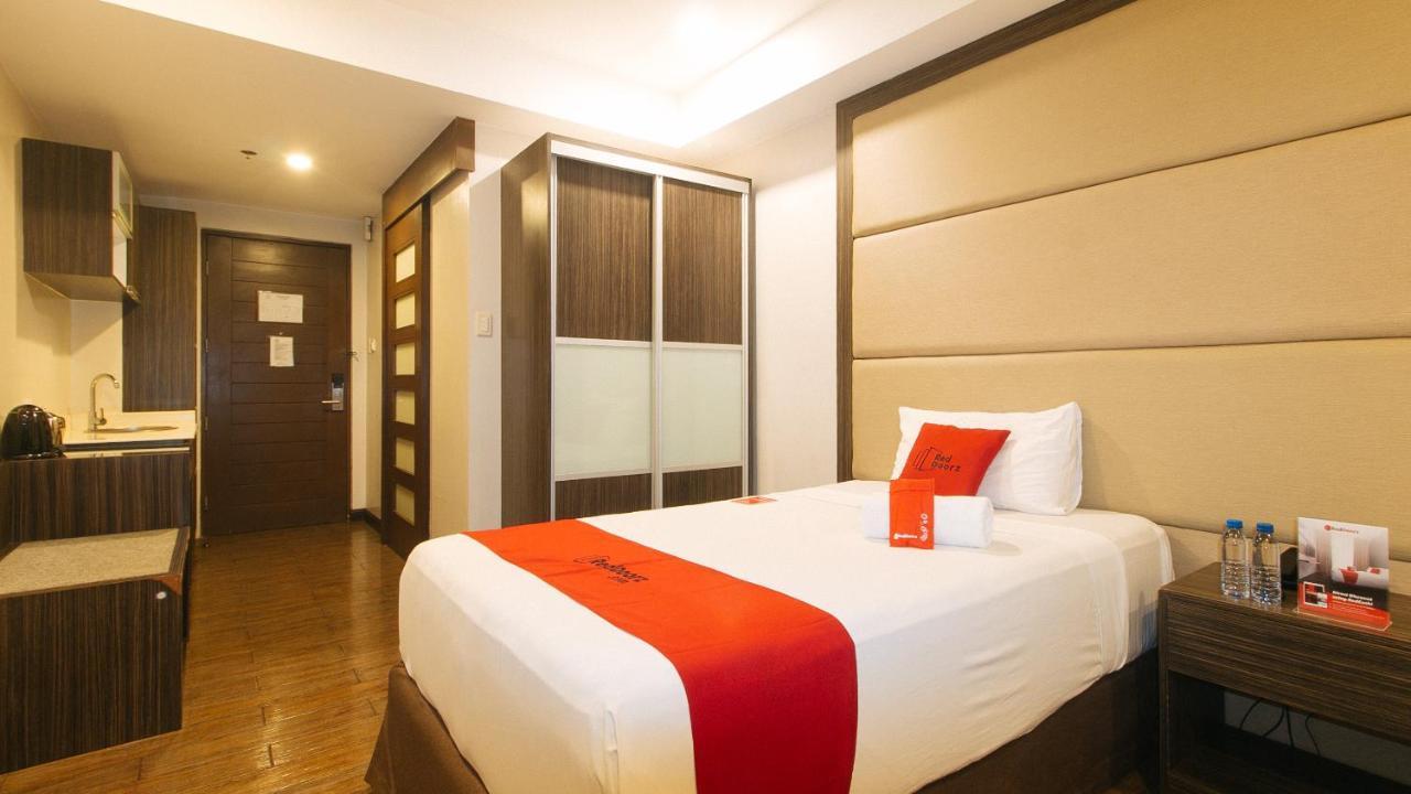 Reddoorz Premium @ West Avenue Quezon City Hotel Exterior photo