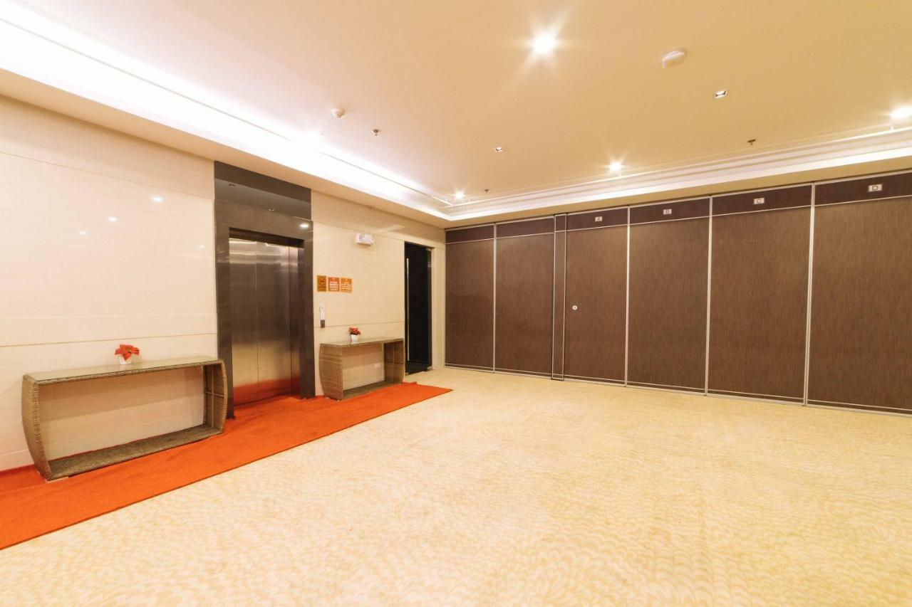 Reddoorz Premium @ West Avenue Quezon City Hotel Exterior photo